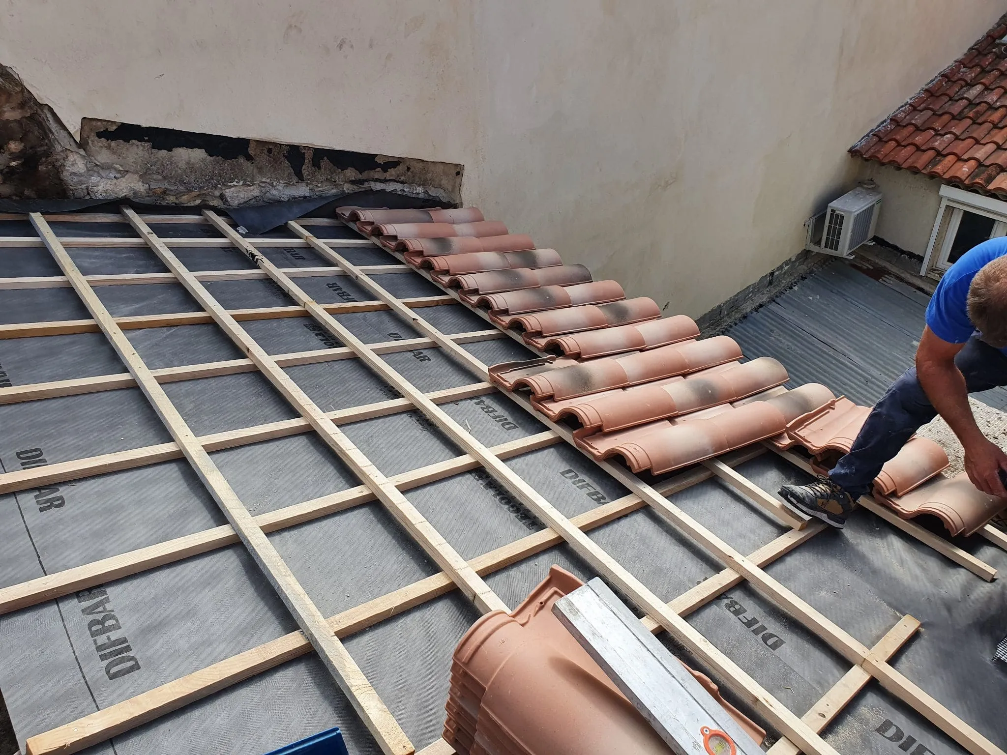 Étanchéité sous toiture et pose de tuiles à Toulon