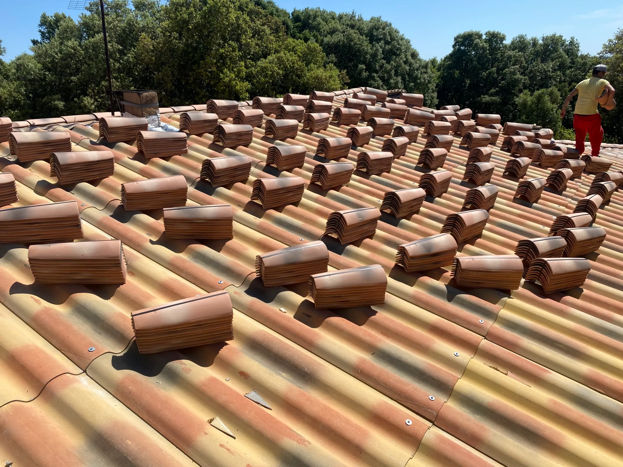 Pose de tuiles sur une toiture à Toulon